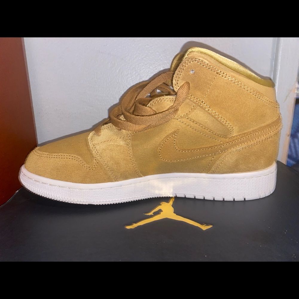 Jordan 1 mid golden harvest